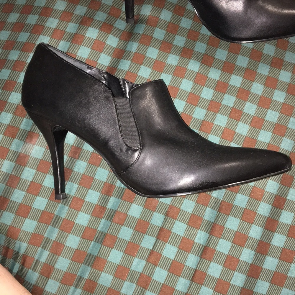 Nine West Black Low Cut Boot Heels with zipper